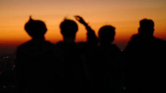 夕陽人物剪影