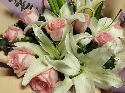 百合花與粉色玫瑰花特寫