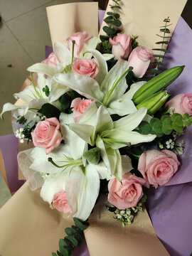百合花與粉色玫瑰花手捧花