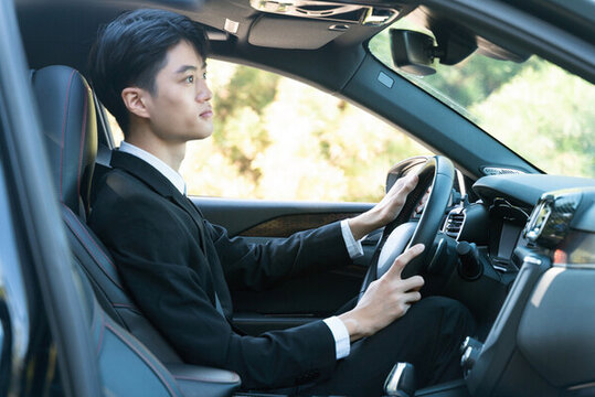 駕駛汽車的青年男性司機(jī)