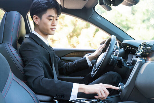 車內(nèi)調(diào)整內(nèi)飾的專車司機(jī)