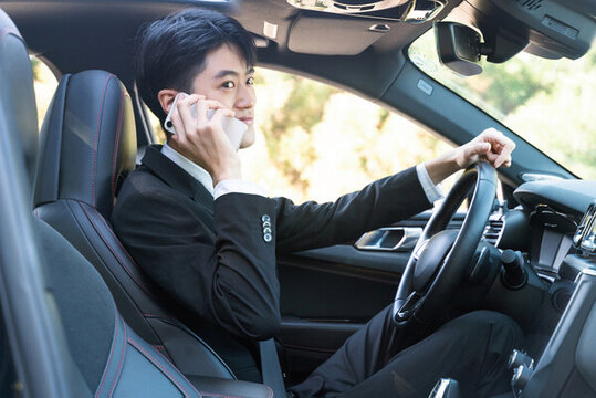 駕駛汽車手機通話的男性司機