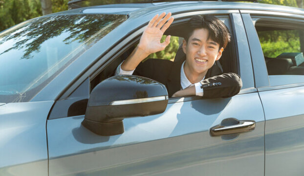 坐在車?yán)锎蛘泻舻哪兴緳C(jī)