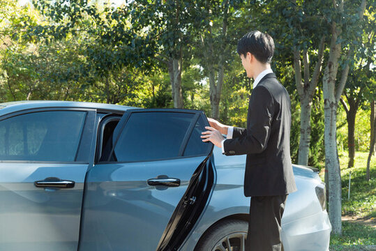 開關(guān)車門的專車司機(jī)形象