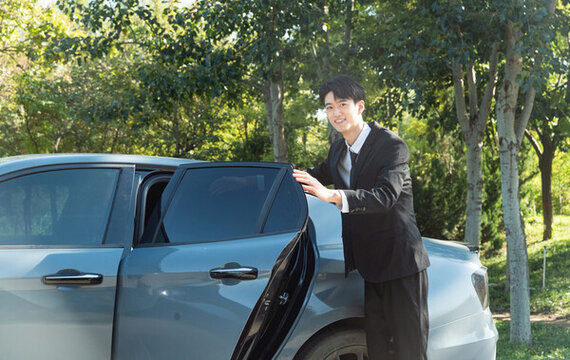 開(kāi)車(chē)門(mén)的專(zhuān)車(chē)司機(jī)