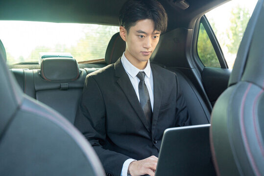 車內(nèi)電腦辦公的商務(wù)男性