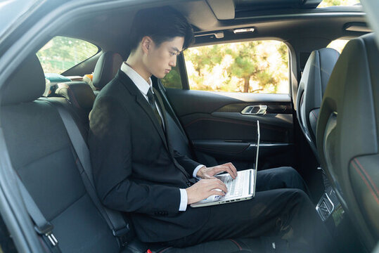 車內(nèi)電腦辦公的商務(wù)男性