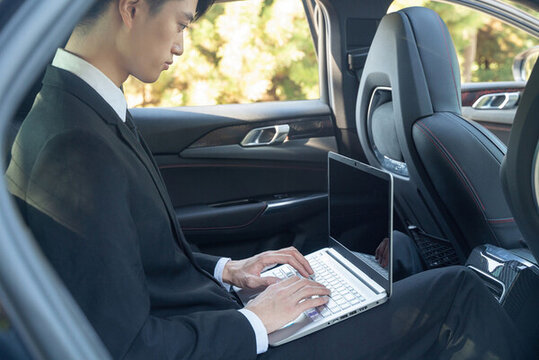 車內(nèi)公的商務(wù)男性