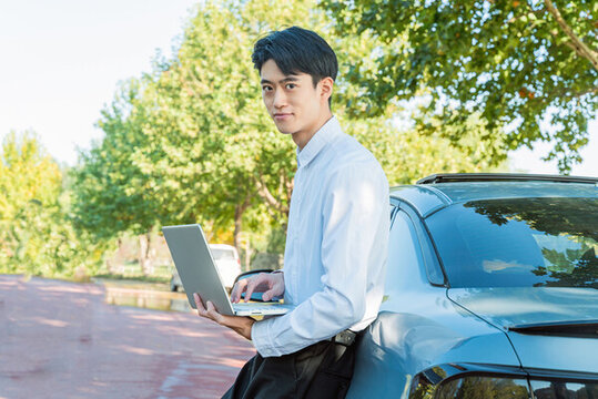 商務(wù)男性汽車旁辦公形象