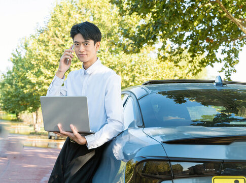 商務(wù)男性汽車旁辦公形象