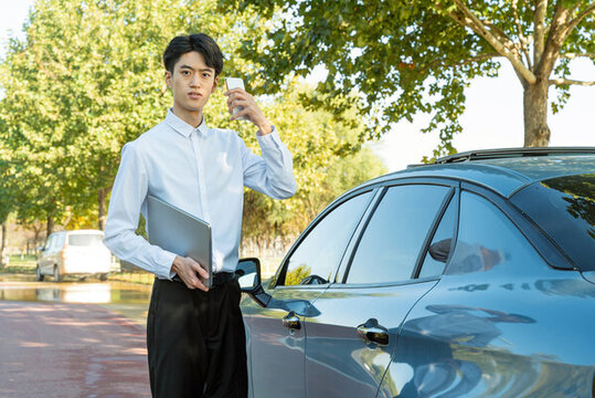 戶(hù)外辦公的商務(wù)男性形象
