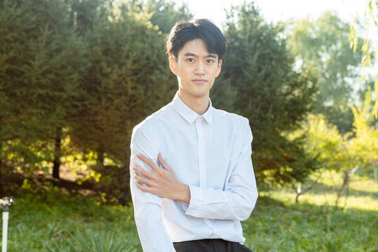 半身青年男性單手抱胸