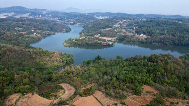 清江邊的農(nóng)村鄉(xiāng)鎮(zhèn)田園風(fēng)光