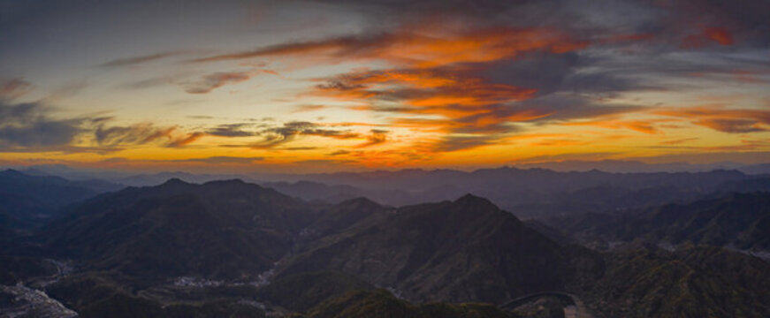 寬幅高山群山山谷村落夕陽(yáng)圖片