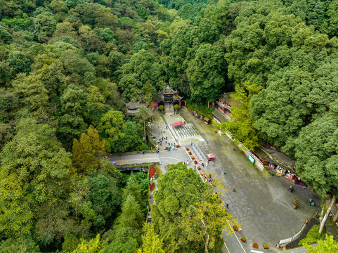 青城山前山景區(qū)大門及森林