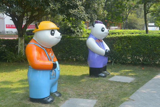 东湖公园职场熊猫工人乘务雕塑