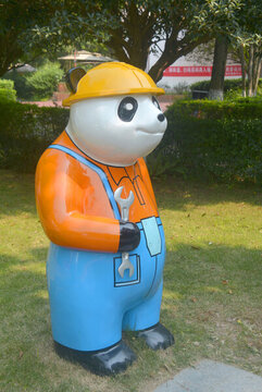 成都东湖公园职场熊猫工人雕塑