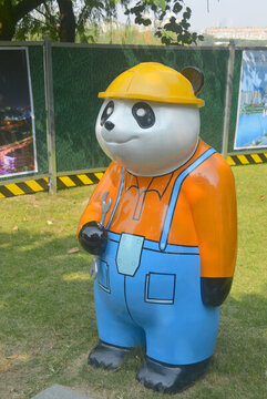 成都东湖公园职场技工熊猫雕塑