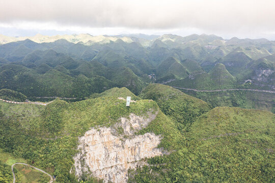 百色樂業(yè)大石圍天坑