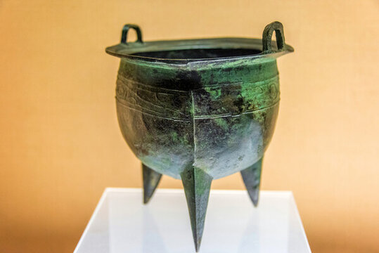 中國(guó)上海博物館夏代晚期云紋鼎