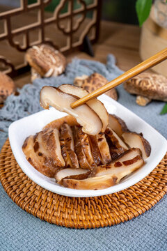 泡發(fā)干花菇