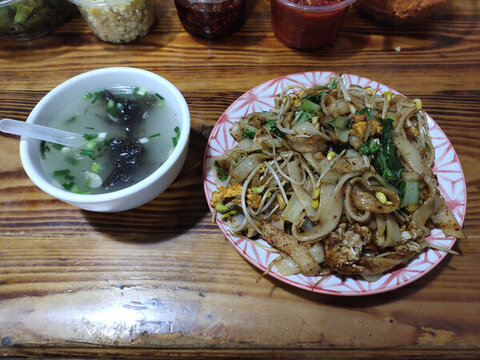 炒河粉與紫菜湯