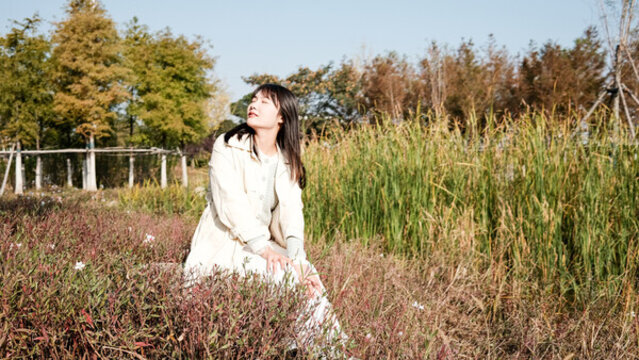 秋日濕地公園中的女子