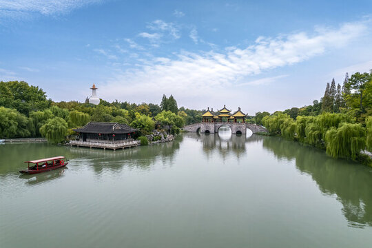 航拍揚州瘦西湖中式園林