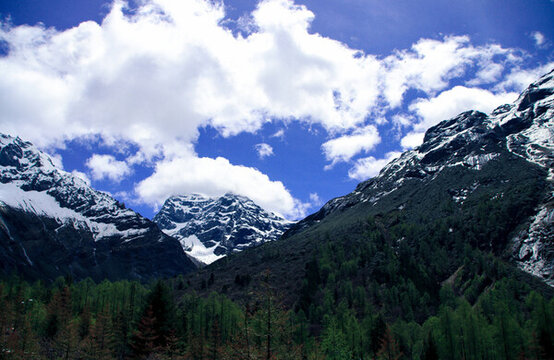 中國川西高原四姑娘山雪山