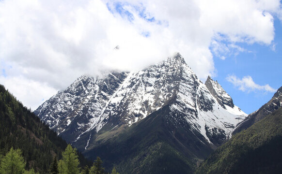 中國川西高原四姑娘山雪山