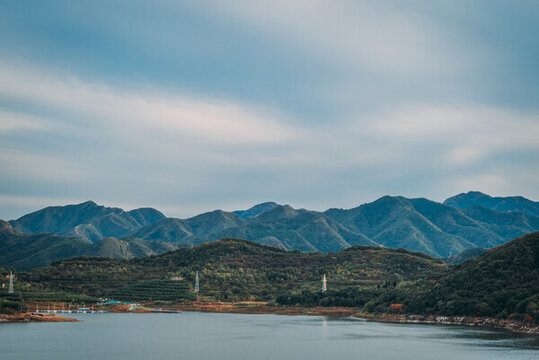 遠(yuǎn)眺金海湖群山