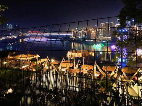 重慶江邊老火鍋店夜景