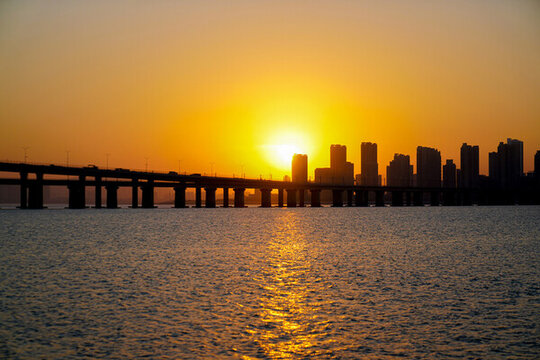 海堤海邊夕陽(yáng)日落剪影廈門