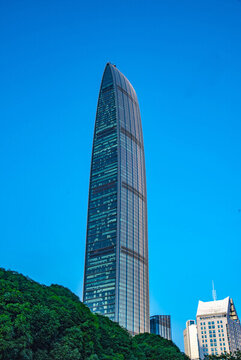 京基100高高聳立