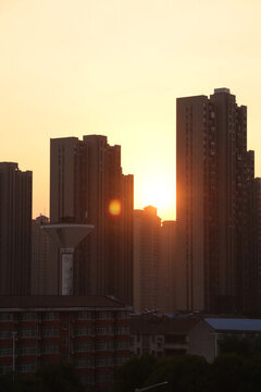 夕陽下的城市建筑