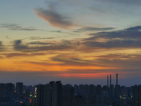 夕陽下的工業(yè)區(qū)