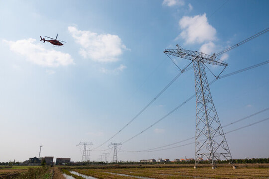 直升飛機(jī)特高壓輸電線路檢修