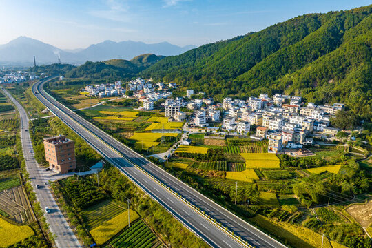 高速公路沿線村莊風(fēng)景美如畫