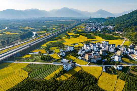 高速公路沿線村莊風(fēng)景美如畫