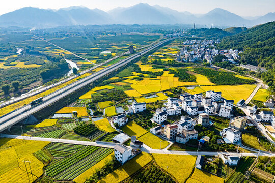 高速公路沿線村莊風(fēng)景秀美如畫