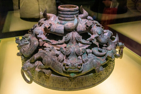 上海博物館春秋透雕蟠龍鼓座