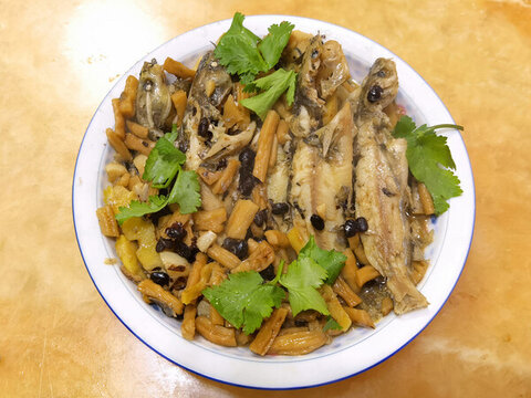 菜脯燜魚