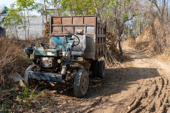 農(nóng)村土路上的老舊農(nóng)用車