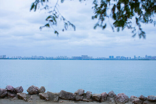 湖景湖水云彩天空石頭水邊風(fēng)景