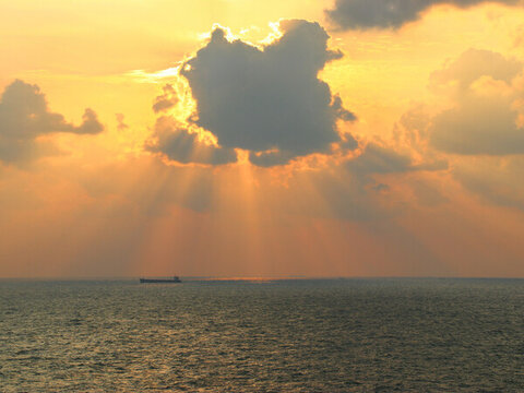 海邊最美夕陽丁達爾效應(yīng)