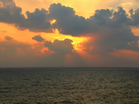 海邊最美夕陽丁達爾效應(yīng)