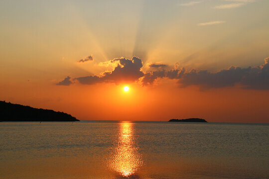 海邊最美夕陽丁達(dá)爾效應(yīng)