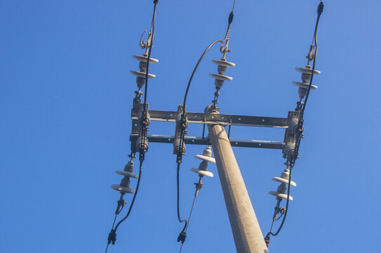 電線桿電器件