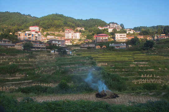 觀山村午后時(shí)光