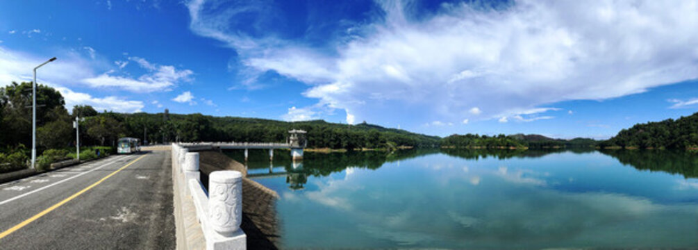 環(huán)湖綠道流光溢彩藍(lán)天碧水